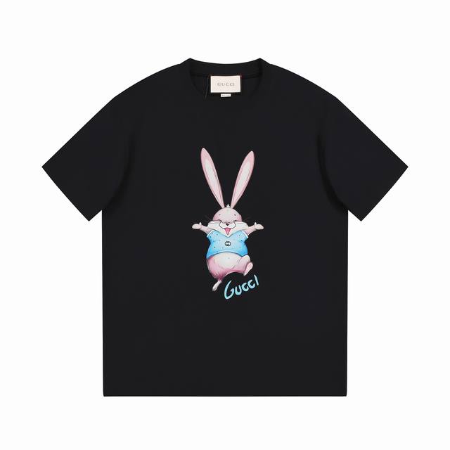 8859# Gu兔子印花，Gucci古驰2025春夏最新短袖！！ 专柜最新款！ 官网上新！！ 专柜同步高品质高版本 超级标志性彩色品牌Logo印花图案 搭配运动