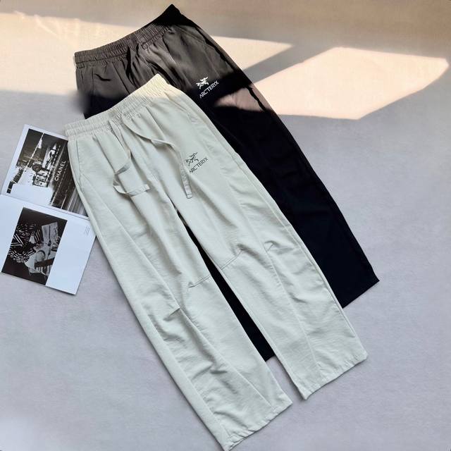 Arc'teryx 始祖鸟夏季冰丝弹力速干直筒长裤 此款裤子非常百搭，弹力腰围，加宽加厚腰头！直筒设计！ 3D立体工艺剪裁 上身凸显身材 ！ 优选冰丝四面弹面料