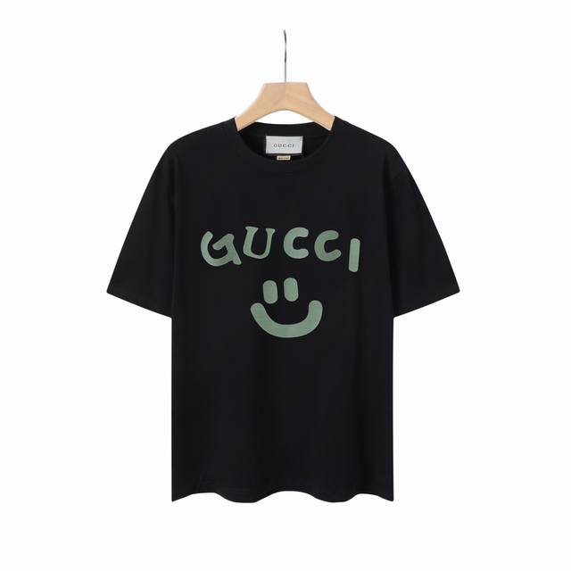8852# Gu笑脸印花，Gucci古驰2025春夏最新短袖！！ 专柜最新款！ 官网上新！！ 专柜同步高品质高版本 超级标志性彩色品牌Logo印花图案 搭配运动