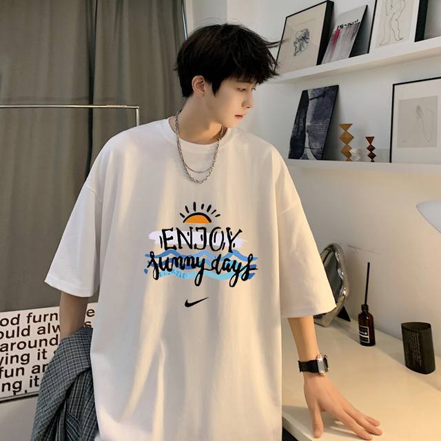 新款耐克Nike涂鸦字母印花短袖！潮流感满满，胸前太阳字母涂鸦印花设计，经典耐克Logo小标，更是个性十足。 Oversize宽松版型，中性风格，男生女生都可以