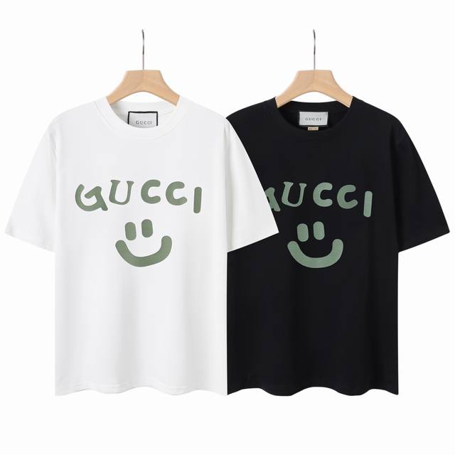 8852# Gu笑脸印花，Gucci古驰2025春夏最新短袖！！ 专柜最新款！ 官网上新！！ 专柜同步高品质高版本 超级标志性彩色品牌Logo印花图案 搭配运动