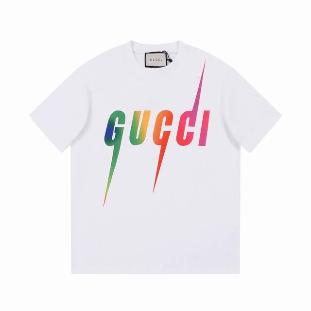 8851# Gucci、古琦 5春夏新品渐变闪电字母印花短袖 家单品颜值当然是毋庸置疑的出色，搭配情侣款出街绝对吸引眼球！时髦 轻松有格调 氛围感一下子拉满～