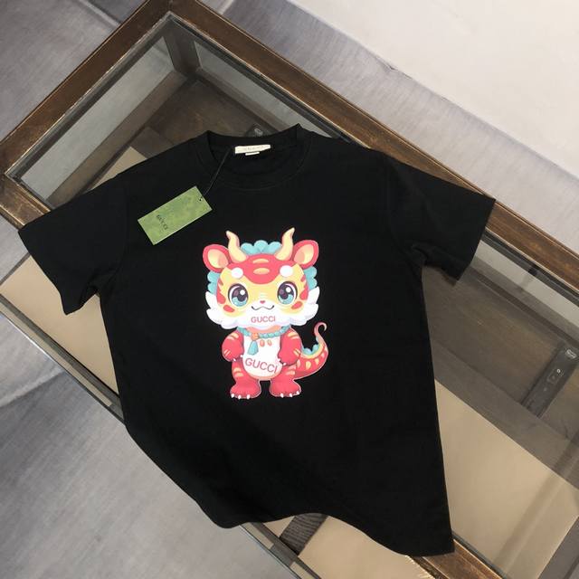 8849# Gucci 古驰 25春夏最新龙年限定系列短袖T恤 龙 重登场 高端休闲短袖T恤，色彩丰富定制纯棉面料，立体的同时又不会有闷湿感～舒适性与透气性兼优