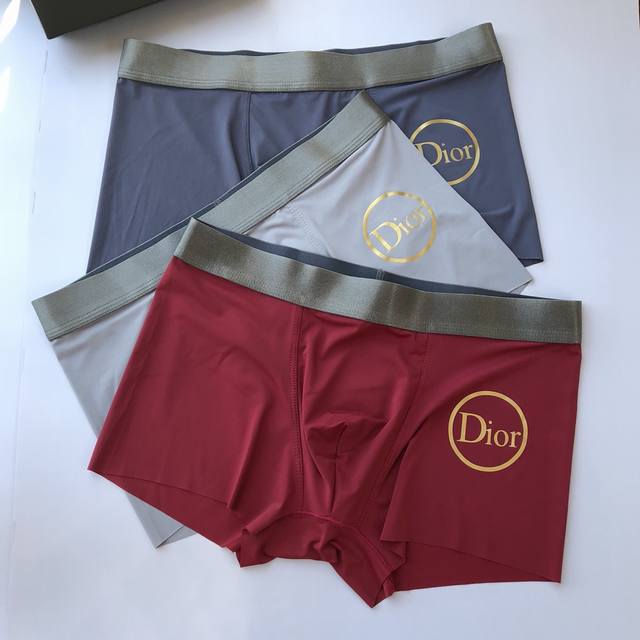 Dior 迪奥 时尚必备男士内裤 采用无痕拼接 无缝压胶工艺 高档羊奶丝材质 轻薄透气丝滑 无束缚感 无痕一片式成型，细柔透气，亲肤舒适如第二层肌肤 三条一盒装