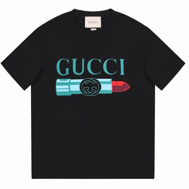 8845# Gu*Cci25年新款上架，色彩鲜明的趣致印花是品牌成衣系列的一大特色，在这款杏色，针织棉T恤上，它以Gucci唇膏印花图案焕然呈现。这款单品采用2