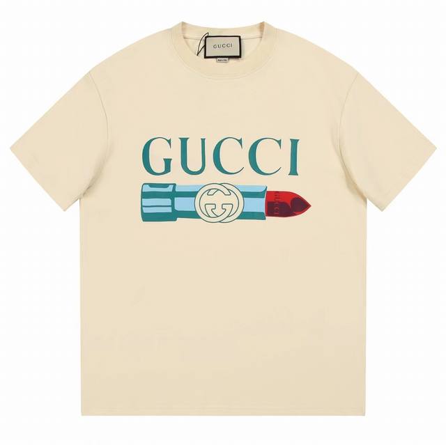 8845# Gu*Cci25年新款上架，色彩鲜明的趣致印花是品牌成衣系列的一大特色，在这款杏色，针织棉T恤上，它以Gucci唇膏印花图案焕然呈现。这款单品采用2