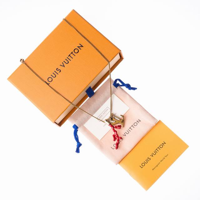 Lv红珊瑚项链！Pendant Chain Lv Coral 项链，官网售价,910Rmb编码：M68903 Pendant Chain Lv Coral 项链