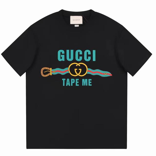 8843# Gu*Cci家25年新款上架，色彩鲜明的趣致印花是品牌成衣系列的一大特色，在这款杏色针织棉T恤上，它以Gucci“Tape Me”印花图案焕然呈现。