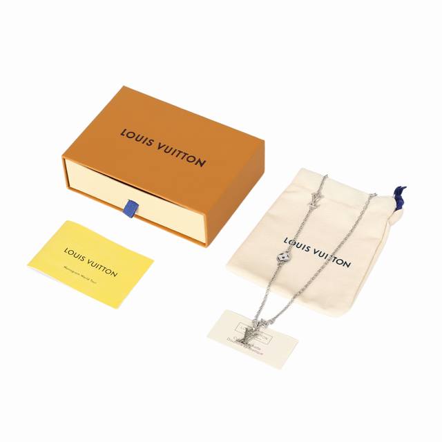 Louis Vuitton 徽标设计-金属件-项坠 吊坠-男款-银色当季新款-Lv Dimension 坠饰-货号：M02747-官网在售价,910Rmb，Lv