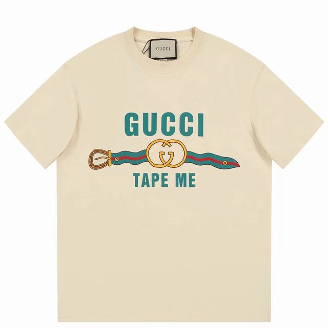 8843# Gu*Cci家25年新款上架，色彩鲜明的趣致印花是品牌成衣系列的一大特色，在这款杏色针织棉T恤上，它以Gucci“Tape Me”印花图案焕然呈现。