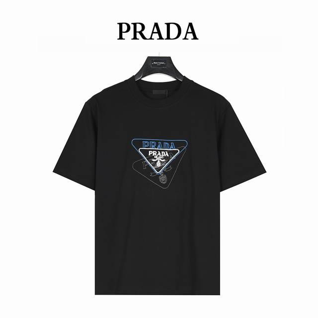 Prada 普拉达 25Ss 重叠三角标撞色刺绣短袖T恤 经典普拉达三角标重叠和新元素绳绣高清生动立体形象。 260G棉质布料40支双纱面料，无蚀尘毛艺工处布理