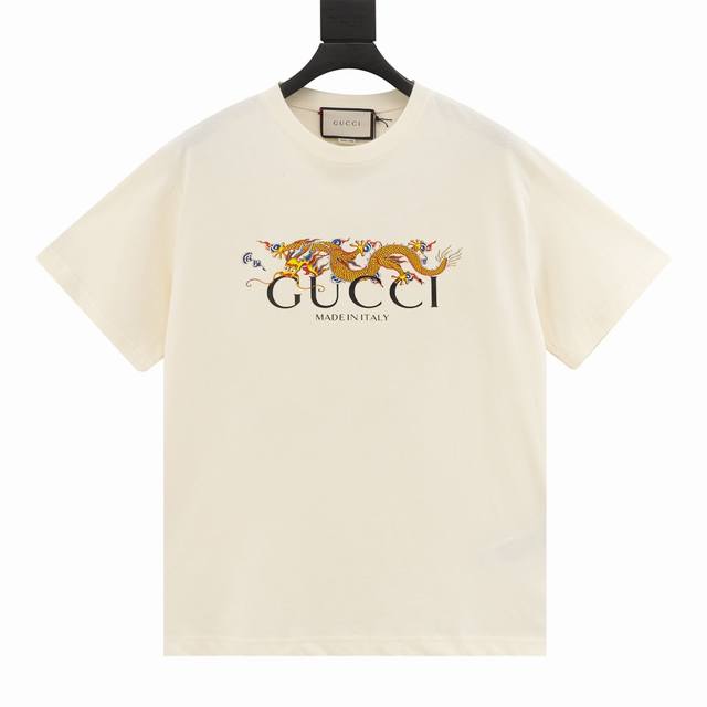 8841# Gucci 古驰2025Ss春夏龙年限定印花短袖T恤 G家单品颜值当然是毋庸置疑的出色，搭配情侣款出街绝对吸引眼球时髦轻松有格调氛围感一下子拉满~