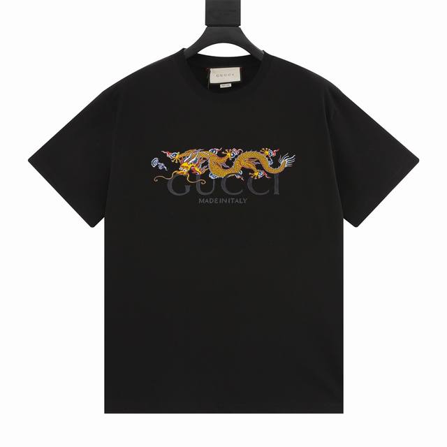 8841# Gucci 古驰2025Ss春夏龙年限定印花短袖T恤 G家单品颜值当然是毋庸置疑的出色，搭配情侣款出街绝对吸引眼球时髦轻松有格调氛围感一下子拉满~