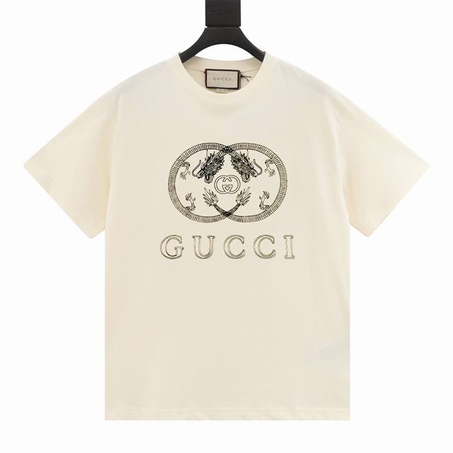8840# Gucci 古驰25Ss新品龙型字母限定印花高克重短袖T恤 选用客供定制针织100%纯棉面打造,面料手感细腻，厚实有质感的纯棉布 高密度的机织工艺，