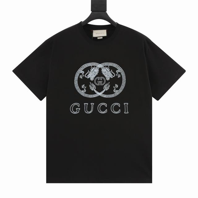 8840# Gucci 古驰25Ss新品龙型字母限定印花高克重短袖T恤 选用客供定制针织100%纯棉面打造,面料手感细腻，厚实有质感的纯棉布 高密度的机织工艺，