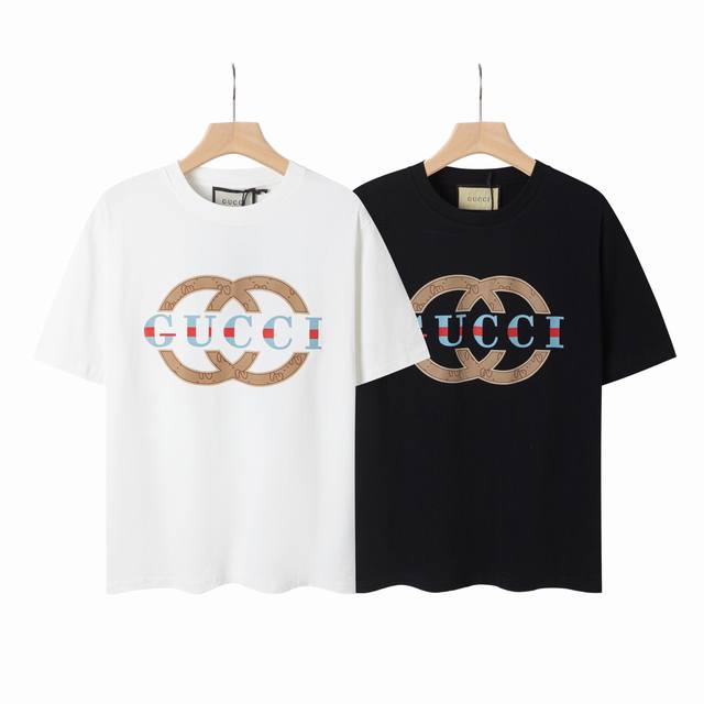 8837# Gucci古驰2025春夏新款绿色双G字母Logo短袖T恤 高版本高版本 全网独家首发 百搭款细节处理完美 2 克双股大牌纯棉面料 数码直喷印花工艺
