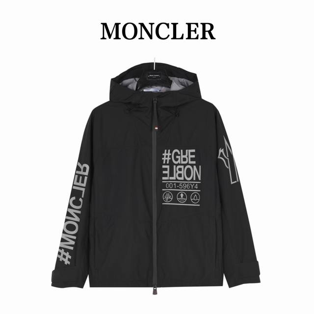 Moncler 蒙口胸前字母印花轻薄外套 贸易渠道稀出，海外精品限量销售。户外风衣产品的典范，全身暗纹的商标彰显品牌辨识度。这款夹克兼备温暖且轻盈的特质。 最新