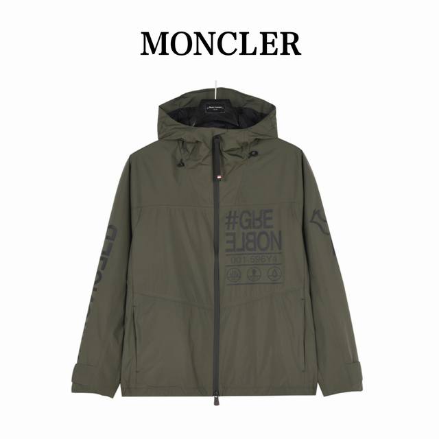 Moncler 蒙口胸前字母印花轻薄外套 贸易渠道稀出，海外精品限量销售。户外风衣产品的典范，全身暗纹的商标彰显品牌辨识度。这款夹克兼备温暖且轻盈的特质。 最新
