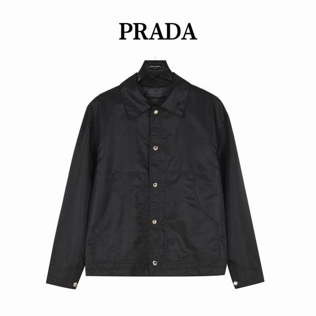 Prada 普拉达 双边大口袋轻薄外套 贸易渠道稀出，海外精品限量销售。户外风衣产品的典范，全身暗纹的商标彰显品牌辨识度。这款夹克兼备温暖且轻盈的特质。 最新款