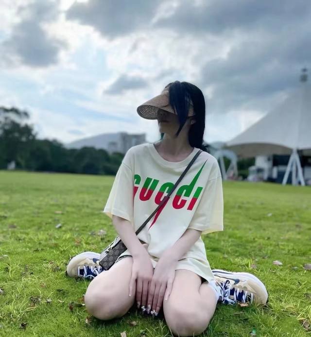 8835# 2025款 面料350克重 Gucci古驰经典撞色刀锋闪电印花纯棉情侣短袖T恤 第一眼看见Gucci古驰这件闪电的时候着实惊艳到我了 胸前大胆的红绿
