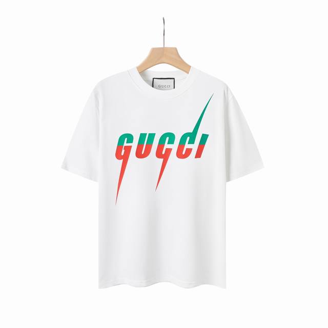 8835# Gucci古驰25Ss刀锋闪电字母印花短袖 面料：采用2 G精棉双纱面料，不起球 不缩水 不褪色，同缸定染双股1×1螺纹 面料舒适亲肤无异感 螺纹纹