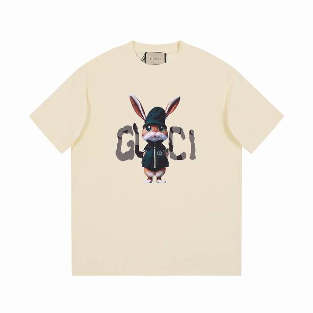 8830# Gucci 古驰 25Fw 春夏最新 重磅联名迷彩长耳兔字母印花Logo。胸前印花卡通Ins潮流兔+ 高端精梳棉洗水处理 1:1高品质 是一款高工艺