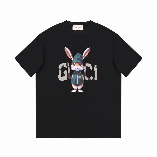 8830# Gucci 古驰 25Fw 春夏最新 重磅联名迷彩长耳兔字母印花Logo。胸前印花卡通Ins潮流兔+ 高端精梳棉洗水处理 1:1高品质 是一款高工艺