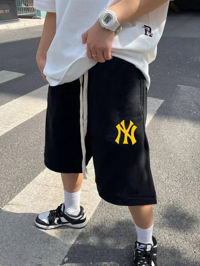 Mlb Ny洋基队专柜同步基础金标Ny印花情侣男女同款短裤 不要说你不喜欢这条裤子，简单的版型加上精致的贴布设计！就用两个字绝了！大牌的版型真的无可挑剔，不同于