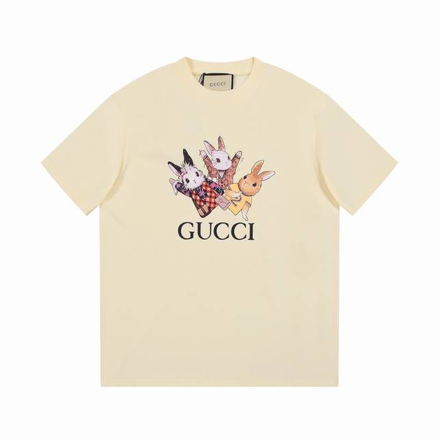 8829# Gucci 古驰 25Fw 春夏最新 重磅联名三只萝莉兔印花Logo。胸前印花卡通Ins潮流兔+ 高端精梳棉 专柜最新款！ 官网上新！！ 专柜同步高