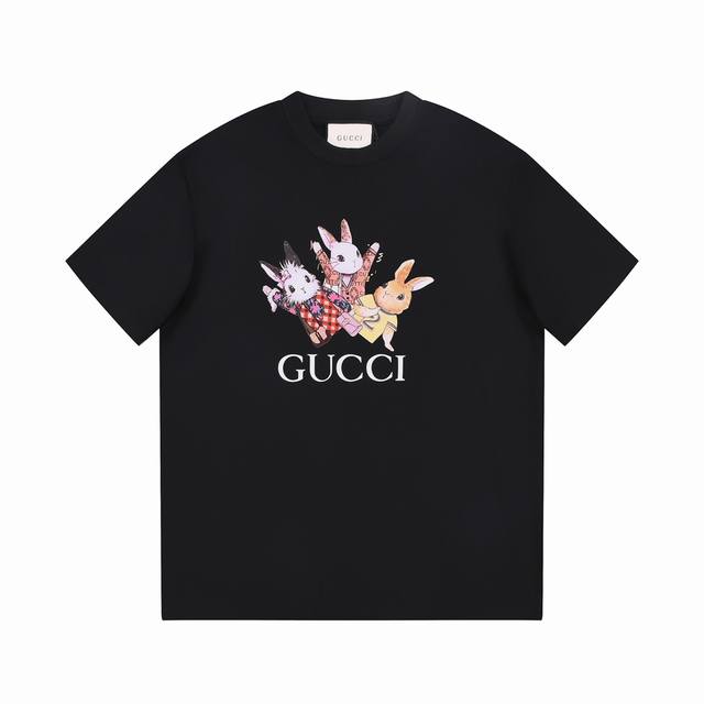 8829# Gucci 古驰 25Fw 春夏最新 重磅联名三只萝莉兔印花Logo。胸前印花卡通Ins潮流兔+ 高端精梳棉 专柜最新款！ 官网上新！！ 专柜同步高