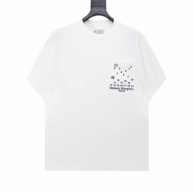 高版本Maisonmargiela 马吉拉 刺绣数字短袖，男女同款。胸前口袋，高密度重工刺绣数字字母Logo， 满满的高级感 性价比超高 手感超级柔软、细腻、柔
