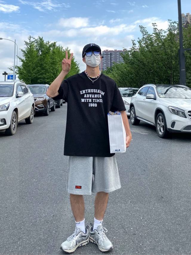 中国李宁Ln专柜同步情侣短裤 不要说你不喜欢这条裤子，简单的版型加上精致的贴布设计！就用两个字绝了！大牌的版型真的无可挑剔，不同于市面的上的垃圾短裤，这条卫裤对