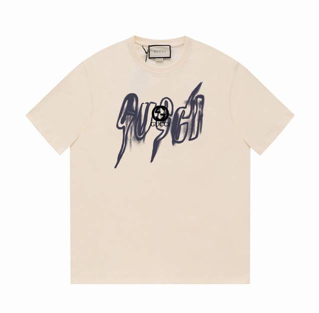 8826# -Gucci25Ss上新 古驰手绘不规则品牌Logot恤 -采用双纱纯棉250G，面料颜色定制定染，不缩水不退色。手感舒服，质感超强全套原版辅料，芯