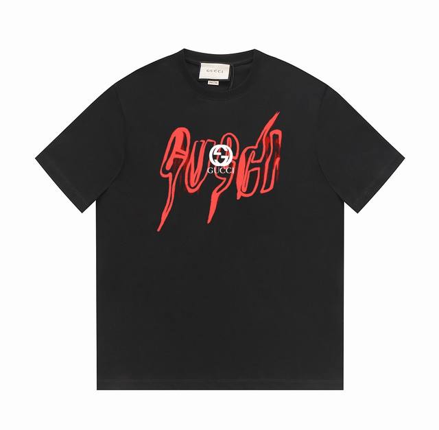 8826# -Gucci25Ss上新 古驰手绘不规则品牌Logot恤 -采用双纱纯棉250G，面料颜色定制定染，不缩水不退色。手感舒服，质感超强全套原版辅料，芯