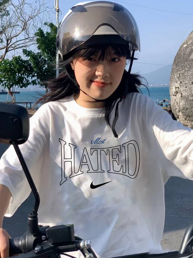 高品质 耐克Nike专柜同步大美潮字母系列印花情侣短袖 采用260克定制精梳纯棉，领口定制螺纹不变形，三针五线做工，领口包包边条，肩膀处内里带压条，做工面料细节