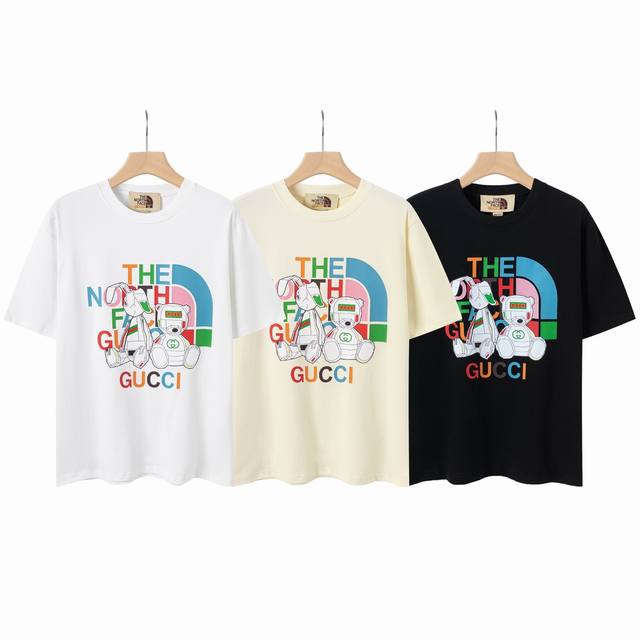 8821# Gucci古驰2025春夏新款联名北面字母Logo短袖T恤 高版本高版本 全网独家首发 百搭款细节处理完美 2 克大牌纯棉面料 数码直喷印花工艺 十