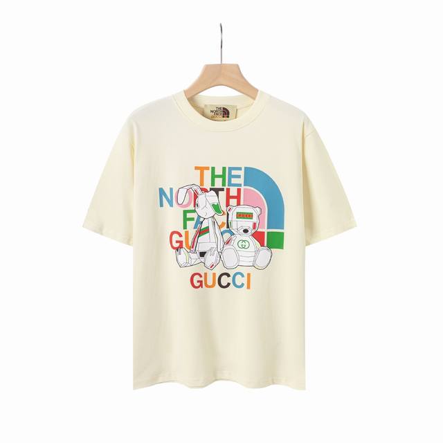 8821# Gucci古驰2025春夏新款联名北面字母Logo短袖T恤 高版本高版本 全网独家首发 百搭款细节处理完美 2 克大牌纯棉面料 数码直喷印花工艺 十