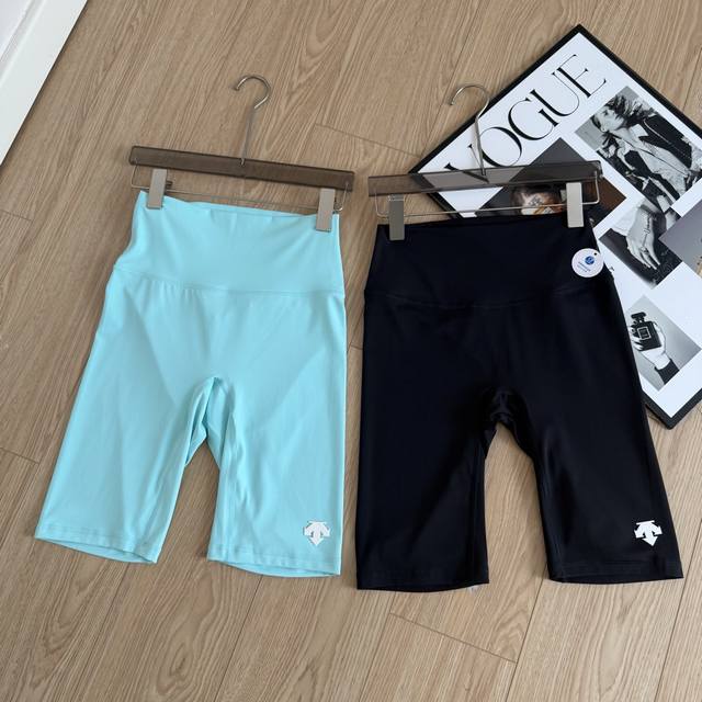 Descente迪桑特 Bodyflex女子 Women’S Training系列 紧身裤 精选特殊弹力面料，触感如第二层肌肤般柔滑亲肤，具有极佳的四向弹力与高
