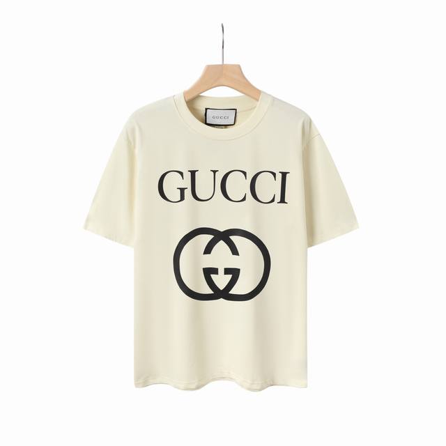 8820# Gu经典大Logo印花，Gucci古驰2025春夏最新短袖！！ 专柜最新款！ 官网上新！！ 专柜同步高品质高版本 超级标志性彩色品牌Logo印花图案