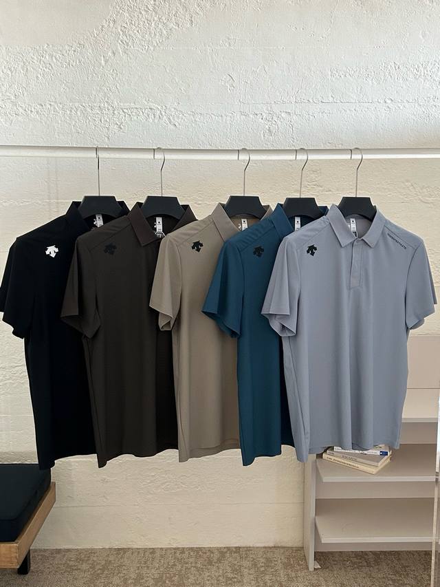 高端冰格Polo 迪桑特经典冰丝Polo衫短袖 原版面料 亲肤舒适 透气丝滑 版型超正 科技面料贴合肌肤 上身无敌好看 采用进口光感冰丝弹力面料 激光切割3D立