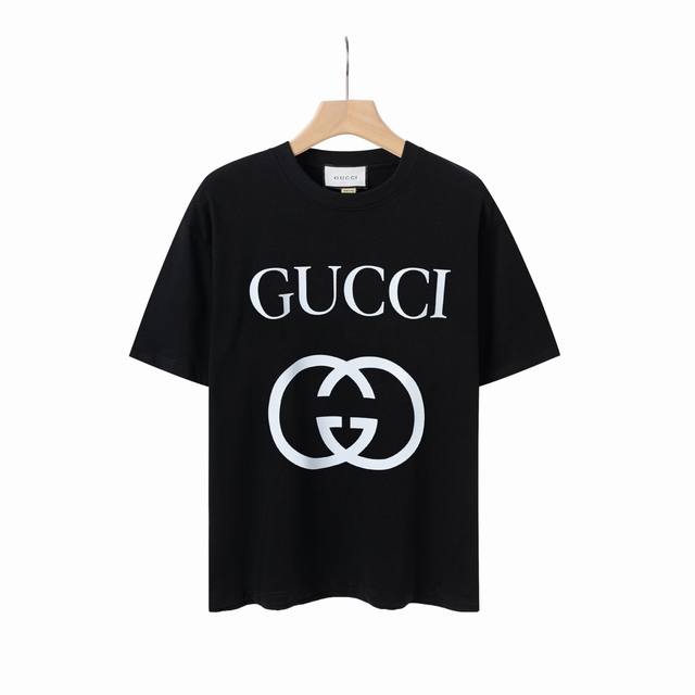 8820# Gu经典大Logo印花，Gucci古驰2025春夏最新短袖！！ 专柜最新款！ 官网上新！！ 专柜同步高品质高版本 超级标志性彩色品牌Logo印花图案