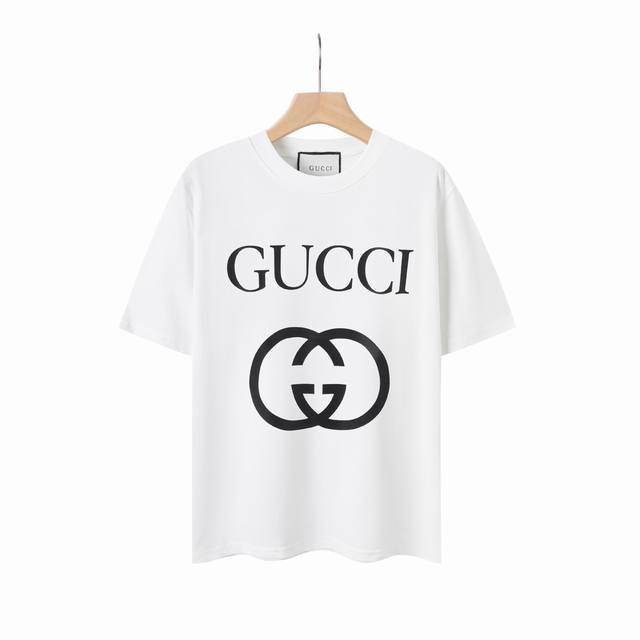 8820# Gu经典大Logo印花，Gucci古驰2025春夏最新短袖！！ 专柜最新款！ 官网上新！！ 专柜同步高品质高版本 超级标志性彩色品牌Logo印花图案