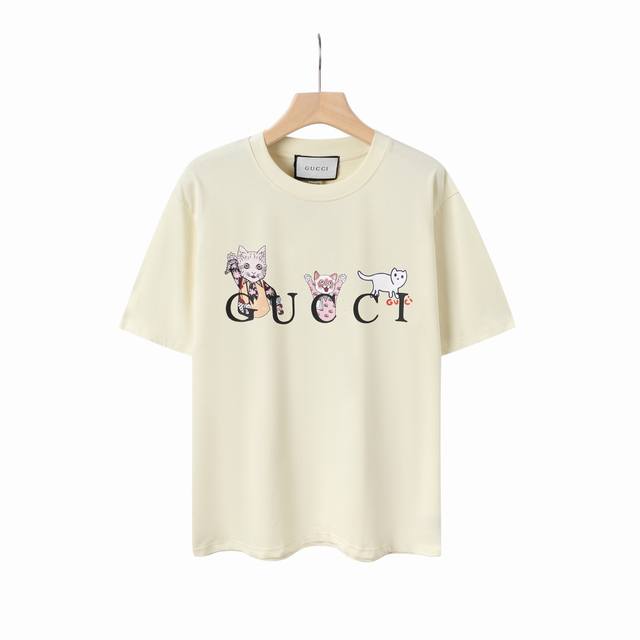 8819# Gu猫咪字母印花，Gucci古驰2025春夏最新短袖！！ 专柜最新款！ 官网上新！！ 专柜同步高品质高版本 超级标志性彩色品牌Logo印花图案 搭配