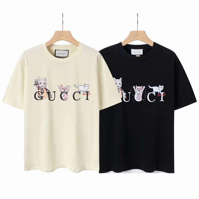 8819# Gu猫咪字母印花，Gucci古驰2025春夏最新短袖！！ 专柜最新款！ 官网上新！！ 专柜同步高品质高版本 超级标志性彩色品牌Logo印花图案 搭配