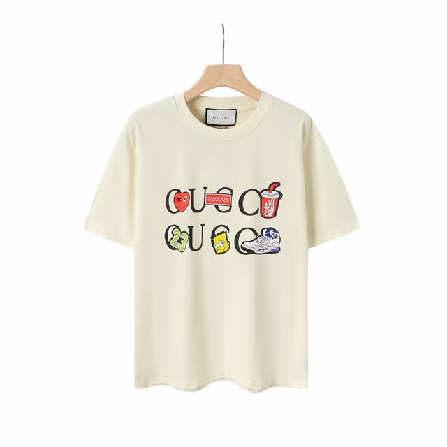 8818# Gucci 古驰 25Fw 春夏最新辛普森限定卡通标语字母极简印花短袖。胸前辛普森卡通印花字母+ 高端精梳棉洗水处理 1:1高品质 是一款高工艺T恤