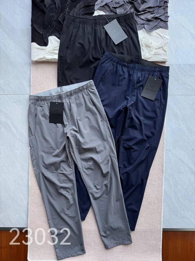 Arc'teryx始祖鸟 Proton Pant 纯色Logo徽标透气 男子直筒休闲长裤 裤子采用耐穿、防泼水的面料制成，内侧柔软提高了贴身舒适性。 简洁的弹性