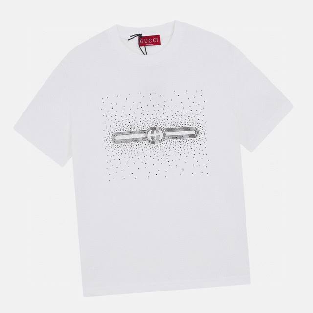 古驰 Gucci 夏季新品 经典腰带烫钻圆领短袖T恤，这款以针织棉匠心打造，巧妙缀饰互扣式水晶贴花。偏厚使整体高透气和柔软性，男女同款采用24S特纺紧密棉面料，