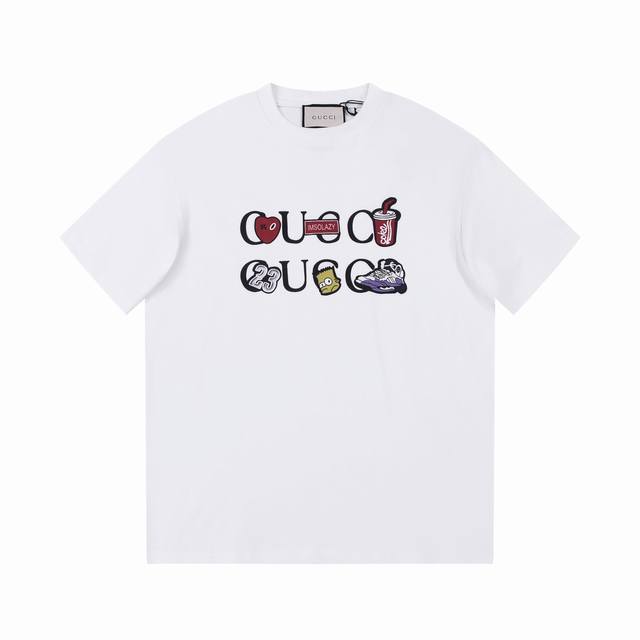 8815# Gucci 古驰 25Fw 春夏最新辛普森限定卡通标语字母极简印花短袖。胸前辛普森卡通印花字母+ 高端精梳棉洗水处理 1:1高品质 是一款高工艺T恤