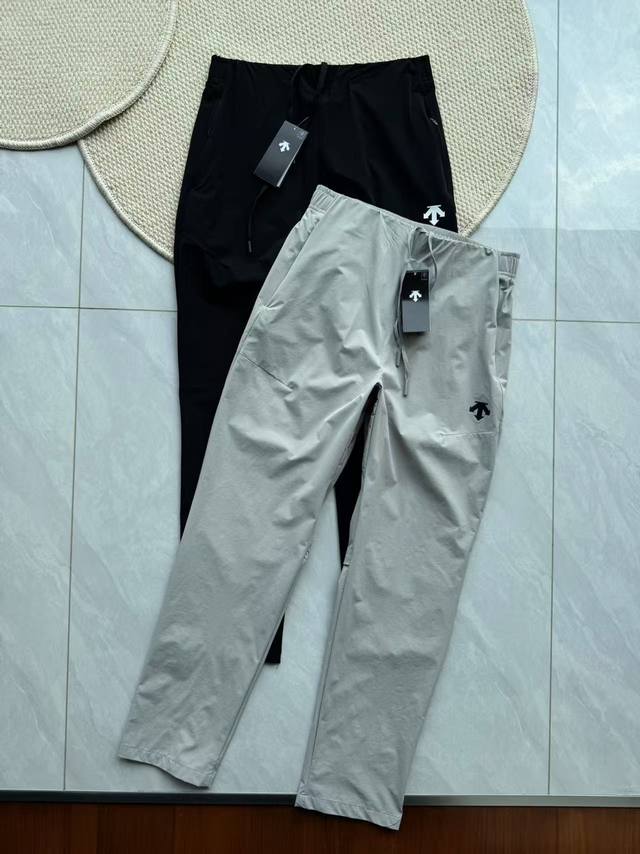 Descente迪桑特专柜夏款新款 夏季男款拼接梭织透气户外运动男裤速干裤！3D立体压胶Logo，用心设计与复杂的工艺，它的设计非常讲究，选色考究遵循并致敬精典