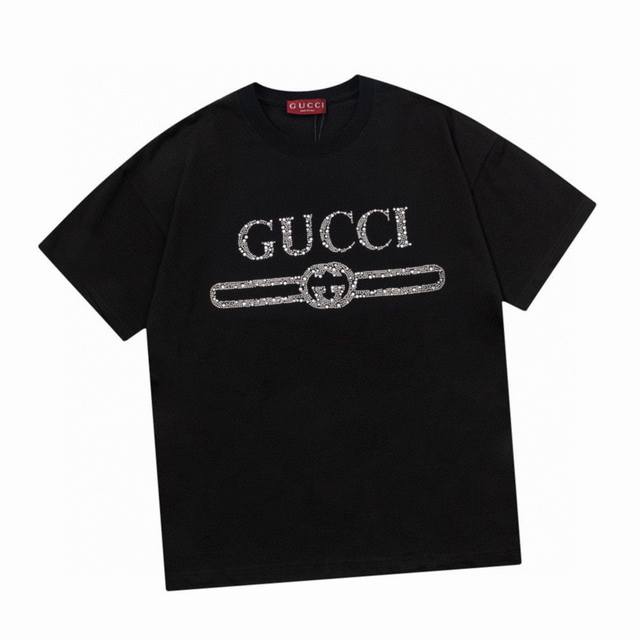 古驰 Gucci 夏季新品 经典腰带烫钻圆领短袖T恤，这款以针织棉匠心打造，巧妙缀饰互扣式水晶贴花。偏厚使整体高透气和柔软性，男女同款采用24S特纺紧密棉面料，